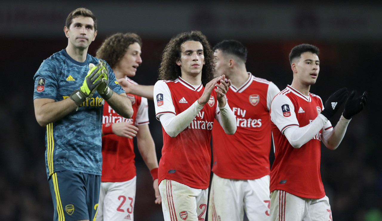 CBA：深圳男篮三分火力全开 主场击败上海