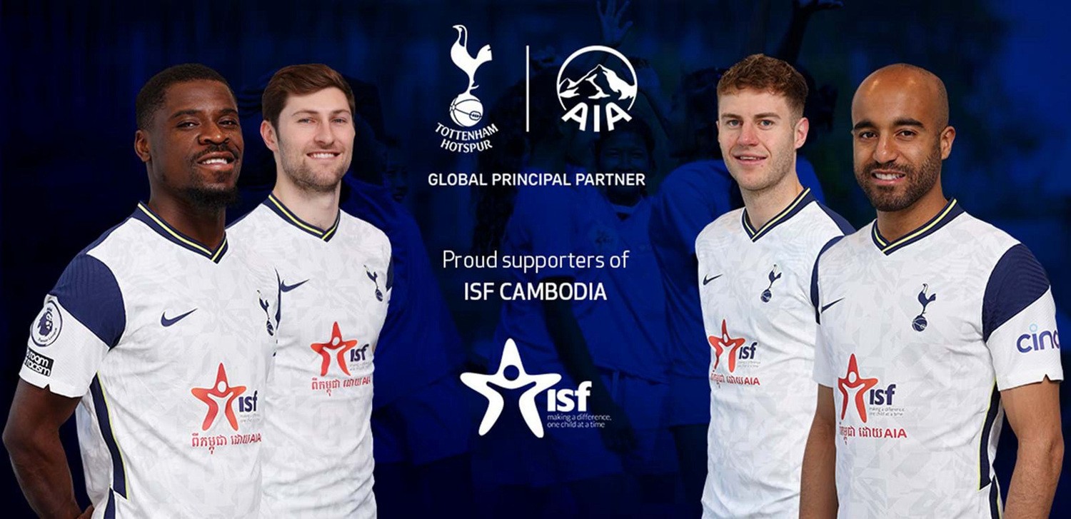 有爱，埃德森用手语向一名聋哑女球童示意：我爱你