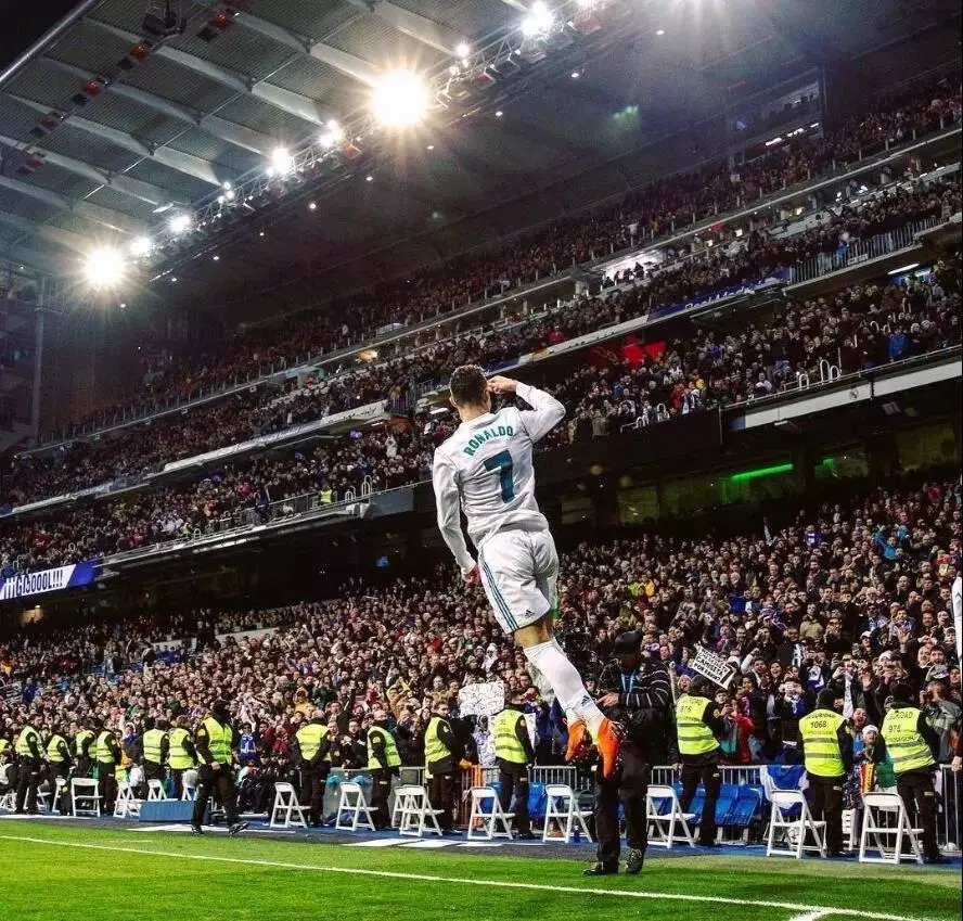 马塞洛儿子恩佐代表皇马在青年欧冠首秀，马塞洛在场边见证